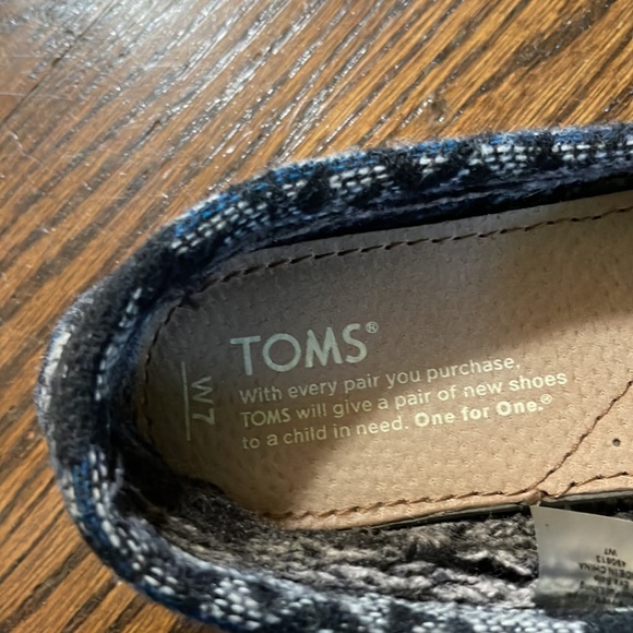 TOMS - Picture 3 of 6